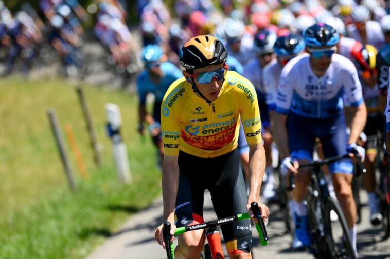 Stephen Williams con la camiseta de líder en el Tour de Suiza 2022