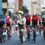 Caleb Ewan corre para ganar en el primer partido masculino del Schwalbe Classic Tour Down Under