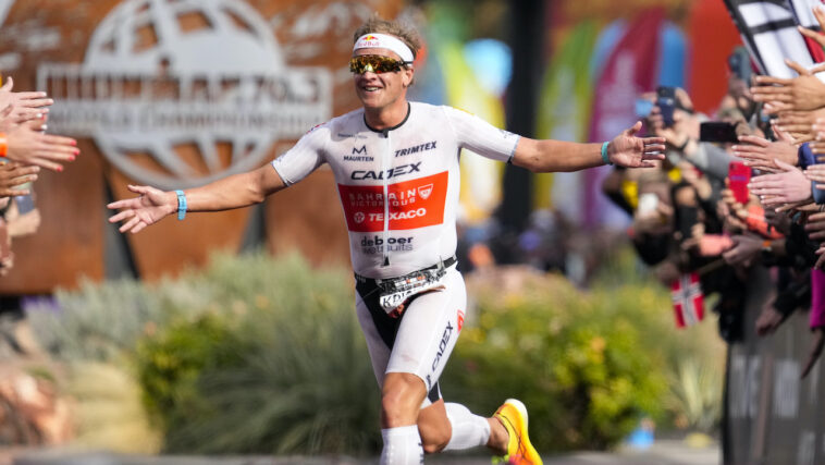 Kristian Blummenfelt celebración de la línea de meta Campeonato del Mundo IRONMAN 70.3 2022