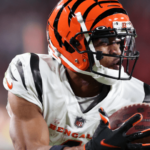 18 de diciembre de 2022;  Tampa, Florida, Estados Unidos;  un pase al receptor abierto de los Cincinnati Bengals, Ja'Marr Chase (1), intenta atrapar un pase durante un partido contra los Tampa Bay Buccaneers en el tercer cuarto en el Estadio Raymond James.