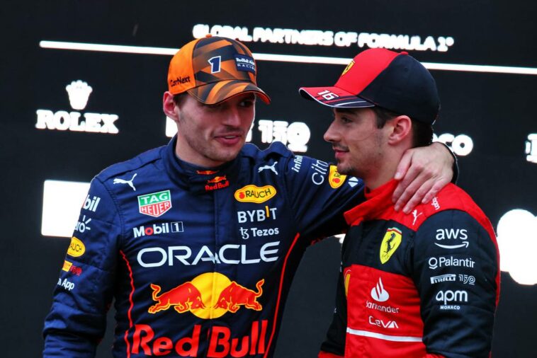 Ganador de la carrera Max Verstappen (NLD) Red Bull Racing con Charles Leclerc (MON) Ferrari en el parque cerrado.  09.10.2022.  Campeonato Mundial de Fórmula 1, Rd 18, Gran Premio de Japón, Suzuka, Japón, Carrera