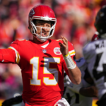 13 de noviembre de 2022;  Kansas City, Misuri, Estados Unidos;  El mariscal de campo de los Kansas City Chiefs, Patrick Mahomes (15), lanza un pase mientras el apoyador de los Jacksonville Jaguars, Travon Walker (44), defiende durante la primera mitad en GEHA Field en Arrowhead Stadium.