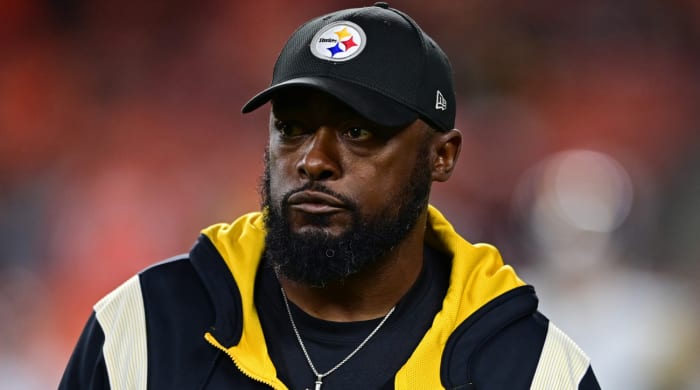 El entrenador en jefe de los Pittsburgh Steelers, Mike Tomlin, camina antes de un partido contra los Cleveland Browns el 22 de septiembre de 2022.