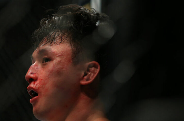 TORONTO, ON - 10 DE DICIEMBRE: Doo Ho Choi de Corea del Sur mira después de perder una pelea de peso pluma contra Cub Swanson de los Estados Unidos durante el evento UFC 206 en el Air Canada Centre el 10 de diciembre de 2016 en Toronto, Canadá.  (Foto de Vaughn Ridley/Getty Images)