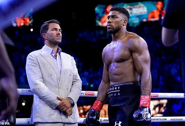 Eddie Hearn (izquierda) ha esbozado sus planes para que Anthony Joshua (derecha) pelee tres veces en 2023