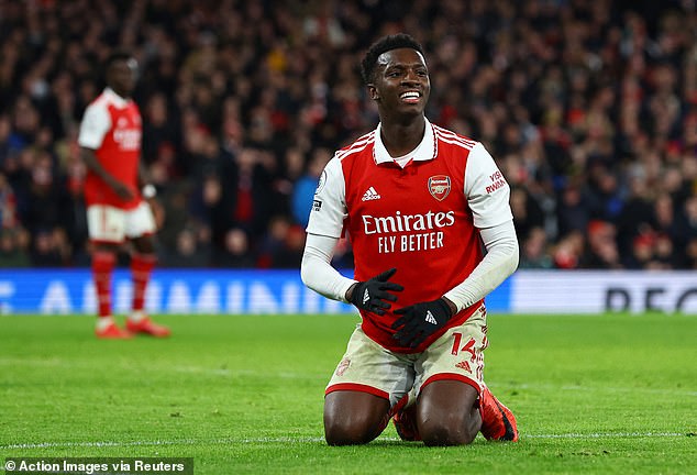 Eddie Nketiah tuvo una noche frustrante en el ataque del Arsenal, ya que el Newcastle los detuvo