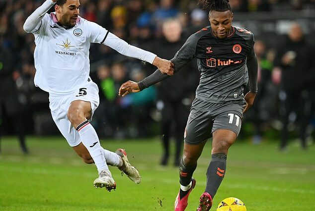 El Bournemouth ha hecho una oferta de 10 millones de libras esterlinas por el delantero del Bristol City Antoine Semenyo (derecha)