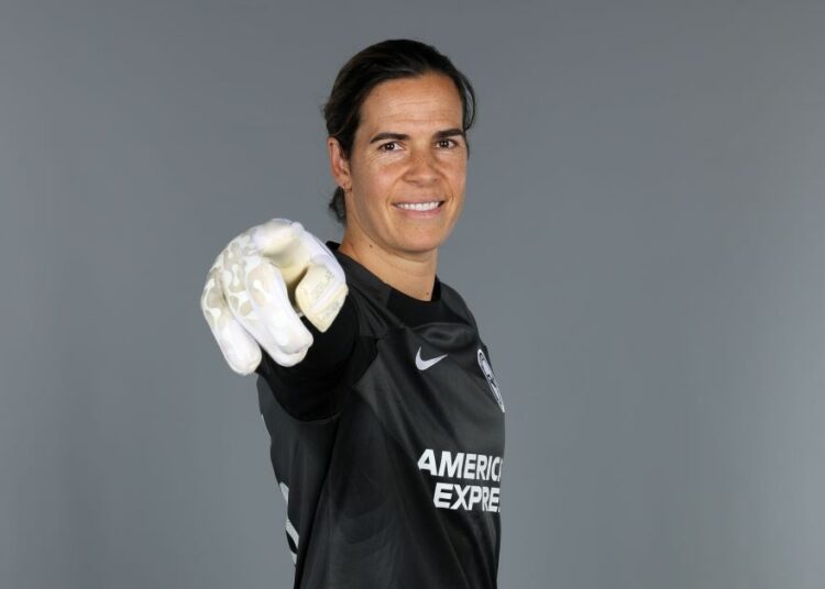 Brighton & Hove Albion have signed Australian international goalkeeper Lydia Williams