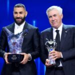 ESTAMBUL, TURQUÍA - Jueves, 25 de agosto de 2022: Jugador del Año de la UEFA, Karim Benzema del Real Madrid CF y Entrenador del Año de la UEFA, Carlo Ancelotti, Entrenador del Real Madrid CF posan para una fotografía después de la Liga de Campeones de la UEFA Sorteo de la fase de grupos 2022/23 en el Centro de Congresos Halic el 25 de agosto de 2022 en Estambul, Turquía.  (Foto de la UEFA)