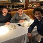 Hay más dudas sobre el futuro de Mykhailo Mudryk después de que el jefe del Shakhtar Donetsk, Darijo Srna (centro), se reuniera con el exdelantero del Arsenal Eduardo (izquierda) y el exextremo del Chelsea Willian (derecha) en Londres.