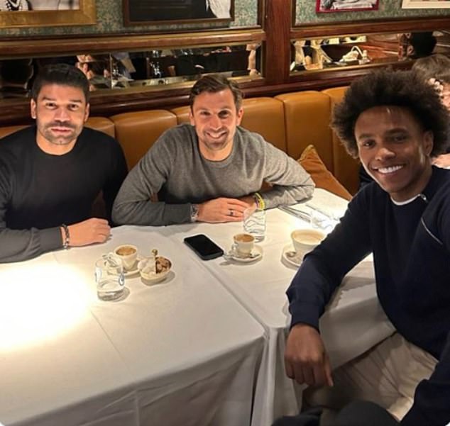 Hay más dudas sobre el futuro de Mykhailo Mudryk después de que el jefe del Shakhtar Donetsk, Darijo Srna (centro), se reuniera con el exdelantero del Arsenal Eduardo (izquierda) y el exextremo del Chelsea Willian (derecha) en Londres.