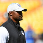 El entrenador asistente Brian Flores de los Pittsburgh Steelers.  (Joe Sargent/Getty Images)