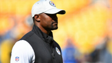 El entrenador asistente Brian Flores de los Pittsburgh Steelers.  (Joe Sargent/Getty Images)