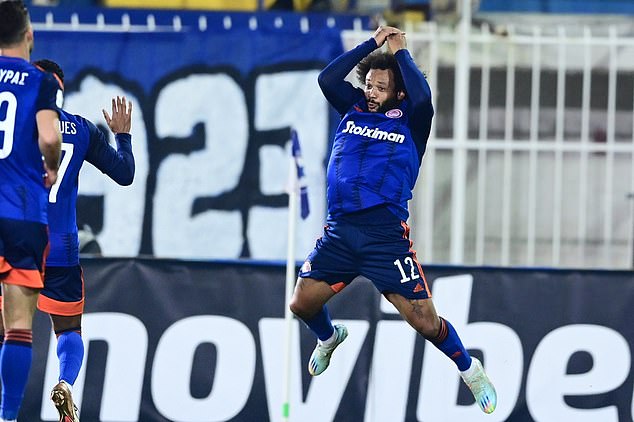 Tras marcar al filo del descanso ante Atromitos Marcelo copió el festejo de Cristiano Ronaldo