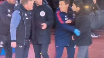 Mikel Arteta (extremo derecho) estaba furioso. El Arsenal no recibió dos penales el martes.