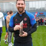 Lionel Messi recogió otro trofeo como fue homenajeado en su regreso a los entrenamientos del PSG