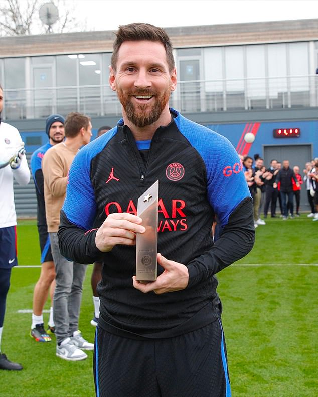 Lionel Messi recogió otro trofeo como fue homenajeado en su regreso a los entrenamientos del PSG