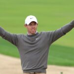 Rory McIlroy de Irlanda del Norte reacciona después de su segundo golpe de águila en el hoyo 8 durante el día dos del Hero Dubai Desert Classic en el Emirates Golf Club el 27 de enero de 2023 en Dubai, Emiratos Árabes Unidos - Warren Little/Getty Images