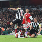 El Arsenal inicialmente quería un penalti cuando Dan Burn derribó a Gabriel Magalhaes