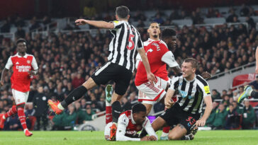 El Arsenal inicialmente quería un penalti cuando Dan Burn derribó a Gabriel Magalhaes