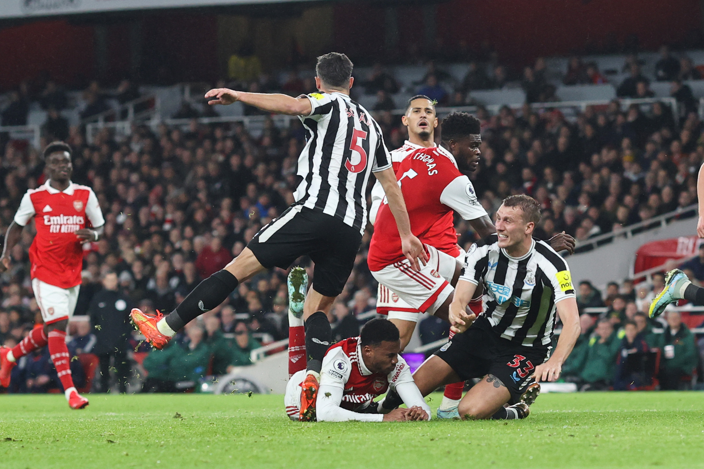 El Arsenal inicialmente quería un penalti cuando Dan Burn derribó a Gabriel Magalhaes