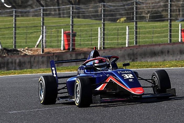 El junior de Williams, Ollie Gray, avanza hacia el Campeonato FIA F3