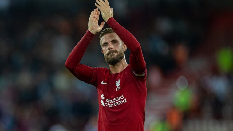 LIVERPOOL, INGLATERRA - Lunes, 15 de agosto de 2022: El capitán del Liverpool, Jordan Henderson, aplaude a los seguidores después del partido de la FA Premier League entre el Liverpool FC y el Crystal Palace FC en Anfield.  (Foto de David Rawcliffe/Propaganda)