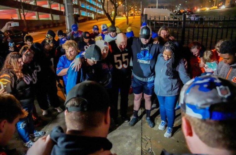 Los fanáticos del fútbol rezan afuera del Centro Médico de la Universidad de Cincinnati después de que el back defensivo de los Buffalo Bills, Damar Hamlin, colapsara en el campo durante el enfrentamiento de Monday Night Football con los Bengals el lunes 2 de enero de 2023. Aún no se ha publicado información sobre lo que causó el colapso de Hamlin. , permanece en estado crítico.  Fans Wait5 Sindicación The Enquirer