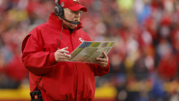 KANSAS CITY, MISSOURI - 21 DE ENERO: El entrenador en jefe Andy Reid de los Kansas City Chiefs observa a los Jacksonville Jaguars durante el segundo cuarto del partido de eliminatoria divisional de la AFC en el Arrowhead Stadium el 21 de enero de 2023 en Kansas City, Missouri.  (Foto de David Eulitt/Getty Images)