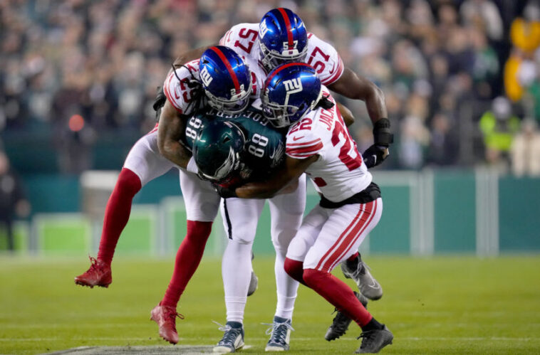 FILADELFIA, PENNSYLVANIA - 21 DE ENERO: Xavier McKinney #29, Jarrad Davis #57 y Aaron Robinson #33 de los New York Giants abordan Dallas Goedert #88 de los Philadelphia Eagles durante el primer cuarto en el juego de Playoff Divisional de la NFC en el Lincoln Financial Field el 21 de enero de 2023 en Filadelfia, Pensilvania.  (Foto de Mitchell Leff/Getty Images)