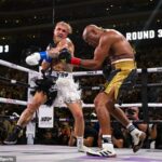 Jake Paul (izquierda) derrotó a Anderson Silva (derecha) en su último enfrentamiento de boxeo