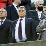 Joan Laporta (centro) afirmó que Gianni Infantino está abierto a hablar sobre la Superliga Europea