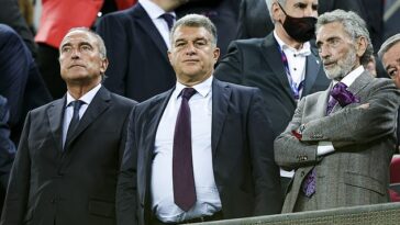 Joan Laporta (centro) afirmó que Gianni Infantino está abierto a hablar sobre la Superliga Europea