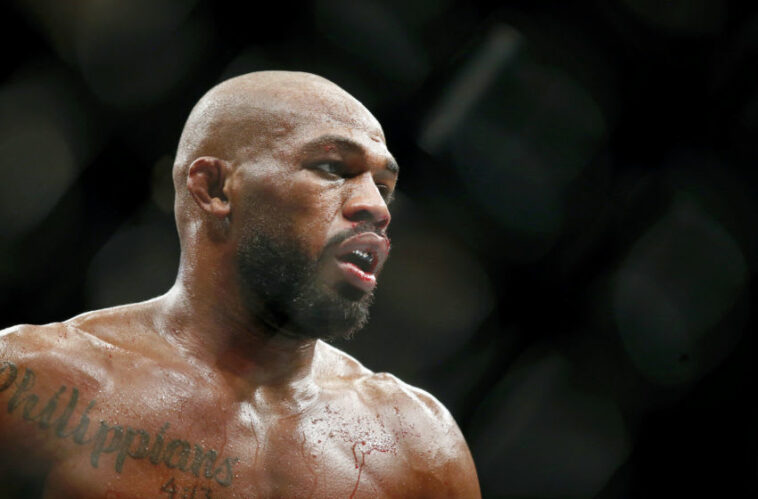 8 de febrero de 2020;  Houston, Texas, Estados Unidos;  Jon Jones (guantes rojos) pelea contra Dominick Reyes (no aparece en la foto) durante UFC 247 en el Toyota Center.  Crédito obligatorio: Thomas Shea-USA TODAY Sports