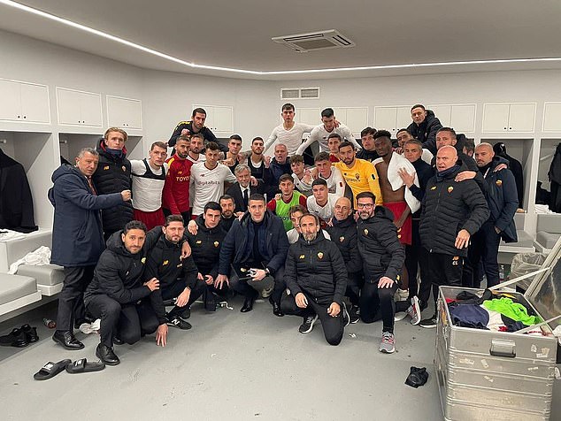 El jefe de la Roma, José Mourinho, publicó una extraña foto en el vestuario después de la derrota de su equipo por 2-1 ante el Napoli.