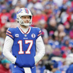 ORCHARD PARK, NUEVA YORK - 8 DE ENERO: Josh Allen # 17 de los Buffalo Bills observa durante el primer cuarto contra los New England Patriots en el Highmark Stadium el 8 de enero de 2023 en Orchard Park, Nueva York.  (Foto de Bryan M. Bennett/Getty Images)