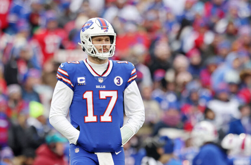 ORCHARD PARK, NUEVA YORK - 8 DE ENERO: Josh Allen # 17 de los Buffalo Bills observa durante el primer cuarto contra los New England Patriots en el Highmark Stadium el 8 de enero de 2023 en Orchard Park, Nueva York.  (Foto de Bryan M. Bennett/Getty Images)