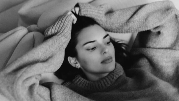 Kendall Jenner presume sus encantos con atuendo translúcido sobre las sábanas