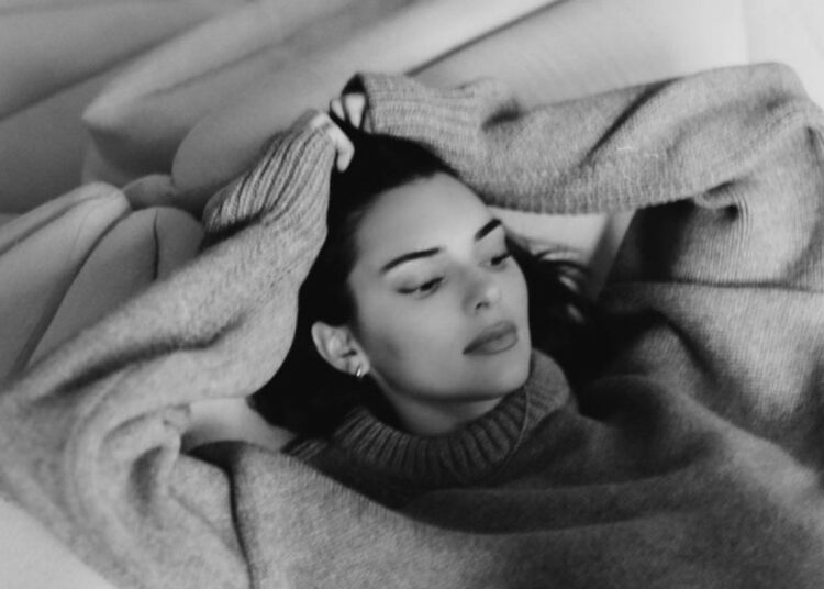 Kendall Jenner presume sus encantos con atuendo translúcido sobre las sábanas