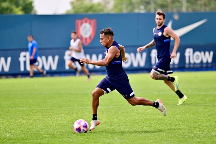 Barrios, que será clave en el inicio de la temporada, lleva la pelota atada. (Foto: Prensa San Lorenzo)