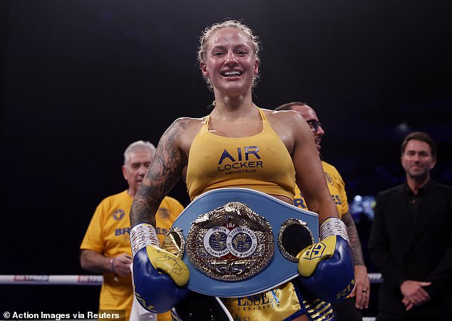 La campeona mundial de boxeo Ebanie Bridges (en la foto) ha revelado que el hijo de Shannon O'Connell le dirigió un insulto repugnante después de su victoria en el enfrentamiento australiano del domingo en el Reino Unido.