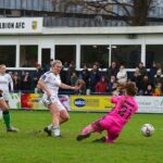 La delantera del Leeds United, Amy Woodruff, en acción: viajará al gigante de la Superliga femenina, el Arsenal, en la cuarta ronda de la Copa FA femenina el domingo.