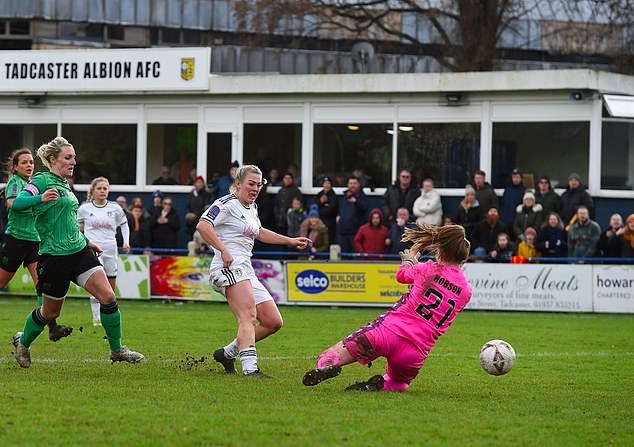 La delantera del Leeds United, Amy Woodruff, en acción: viajará al gigante de la Superliga femenina, el Arsenal, en la cuarta ronda de la Copa FA femenina el domingo.