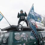 Tom Gearhart de Newtown Pa. En su camioneta Eagle.  Los fanáticos del juego de playoffs Eagles-Giants llegan temprano al portón trasero y festejan frente al Lincoln Financial Field en Filadelfia el 21 de enero de 2023. Phillytailgating230121i