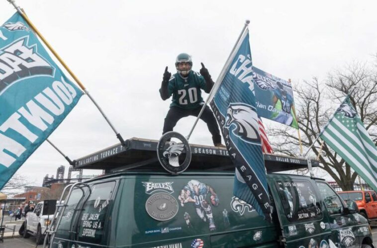 Tom Gearhart de Newtown Pa. En su camioneta Eagle.  Los fanáticos del juego de playoffs Eagles-Giants llegan temprano al portón trasero y festejan frente al Lincoln Financial Field en Filadelfia el 21 de enero de 2023. Phillytailgating230121i