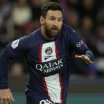 Según los informes, la primera camiseta de fútbol con la que Lionel Messi jugó después de su triunfo en la Copa del Mundo se vendió por £ 38,400