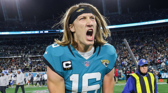 El mariscal de campo de los Jaguars, Trevor Lawrence, celebra después de vencer a Los Angeles Chargers en la ronda de comodines