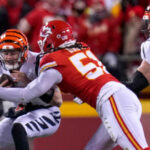 El mariscal de campo de los Bengals, Joe Burrow, es despedido por un defensor de los Chiefs en el campeonato de la AFC