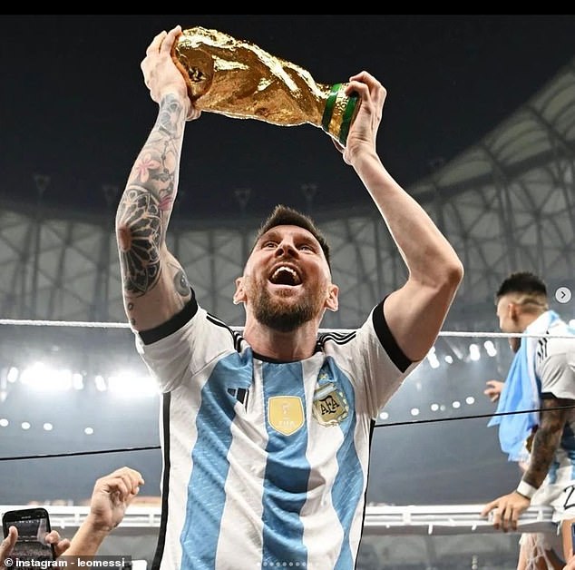 La foto de Lionel Messi de él levantando el trofeo de la Copa del Mundo se convirtió en la imagen de Instagram con más me gusta de todos los tiempos el mes pasado, superando la imagen de un huevo.