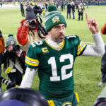 Aaron Rodgers sale del campo después de una cuarta victoria consecutiva de los Packers